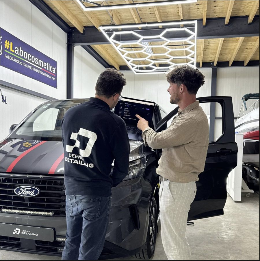 Deenen Detailing plant einen Transporter aus der Werkstatt mit ProCarLink