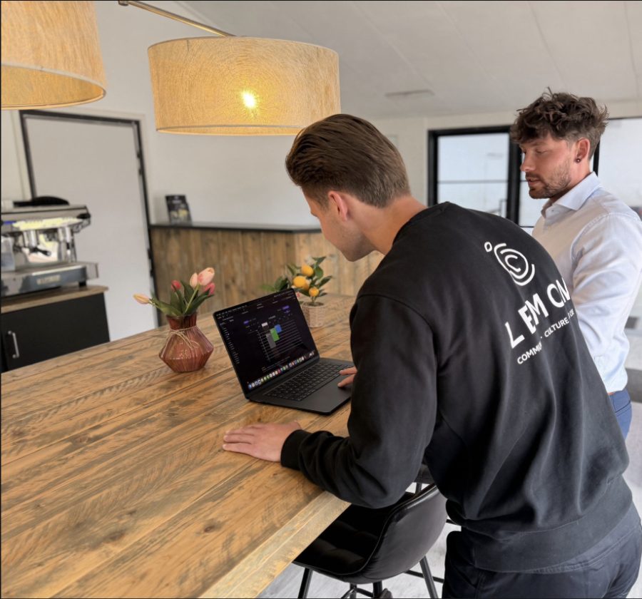 Das Team von Lemon Car Care sieht sich die Planung in ProCarLink an